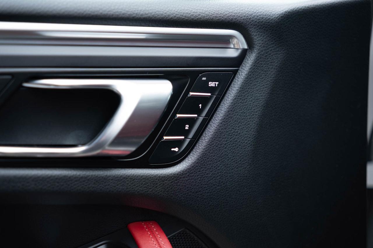 2024 Porsche Macan Base   2 sets of Tires Photo