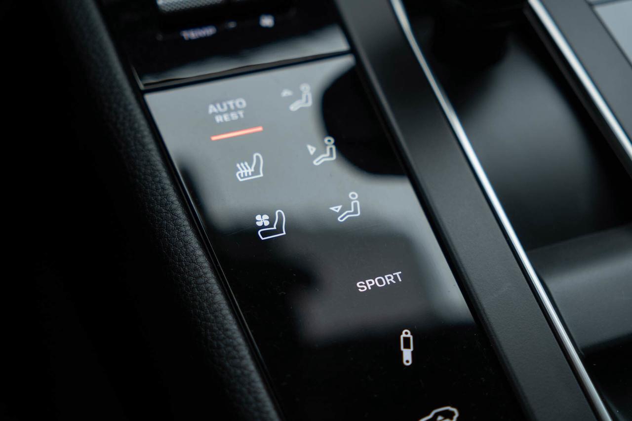 2024 Porsche Macan Base   2 sets of Tires Photo