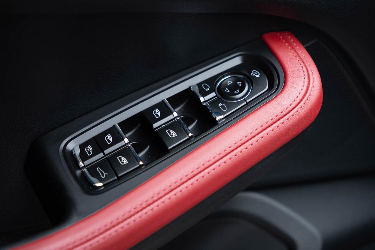 2024 Porsche Macan Base   2 sets of Tires Photo