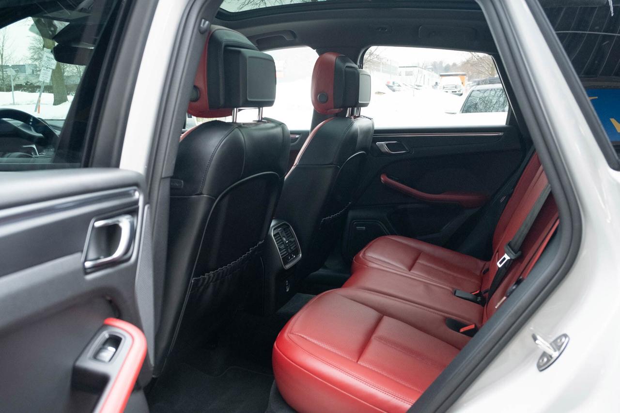 2024 Porsche Macan Base   2 sets of Tires Photo