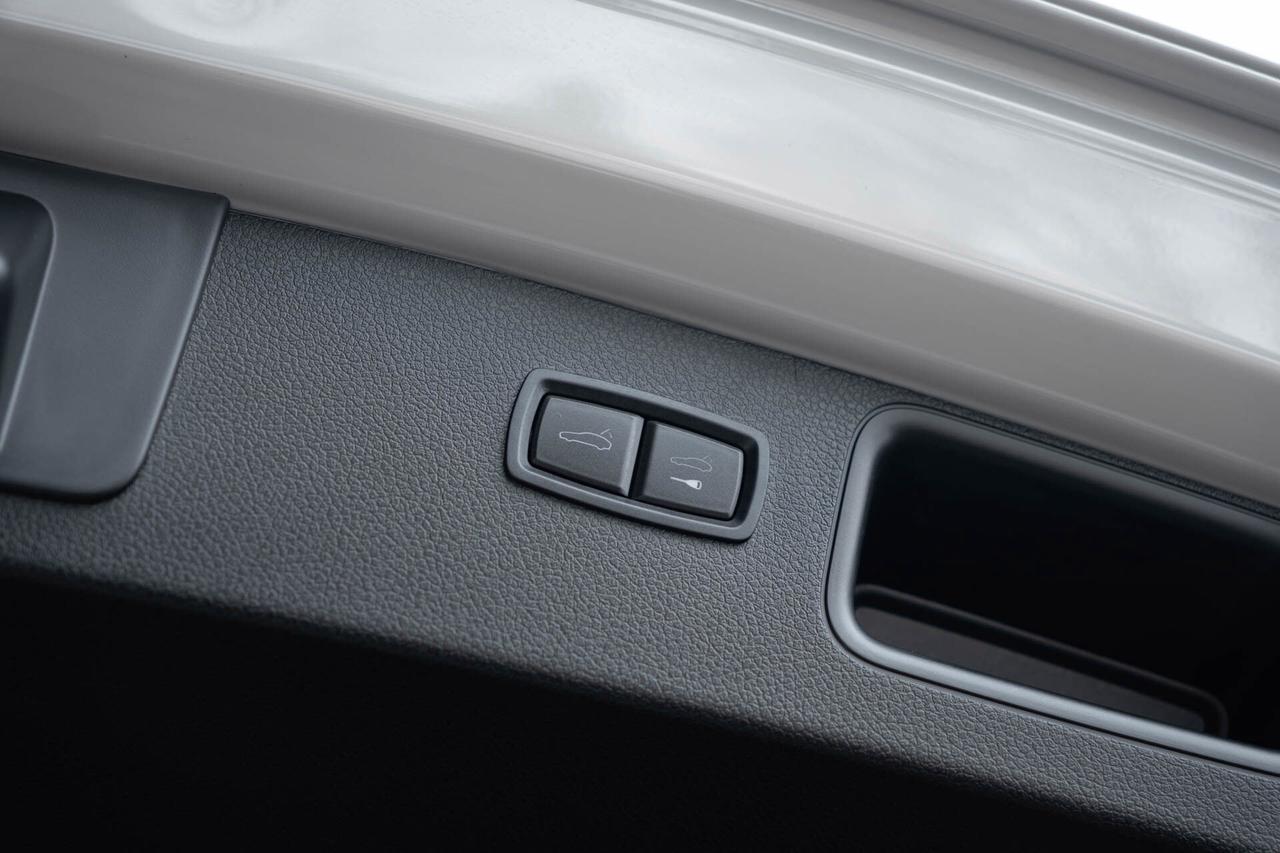 2024 Porsche Macan Base   2 sets of Tires Photo