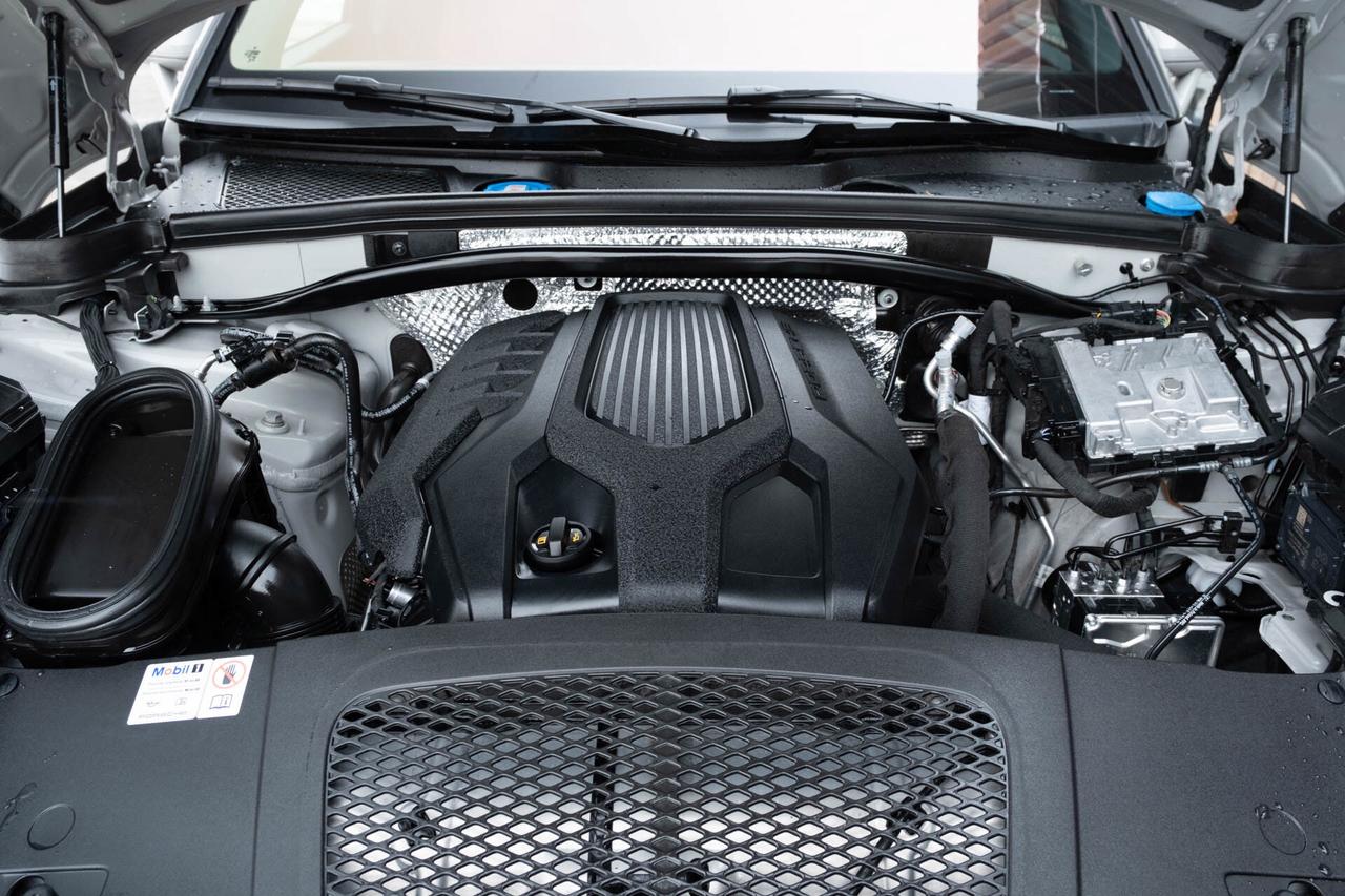 2024 Porsche Macan Base   2 sets of Tires Photo