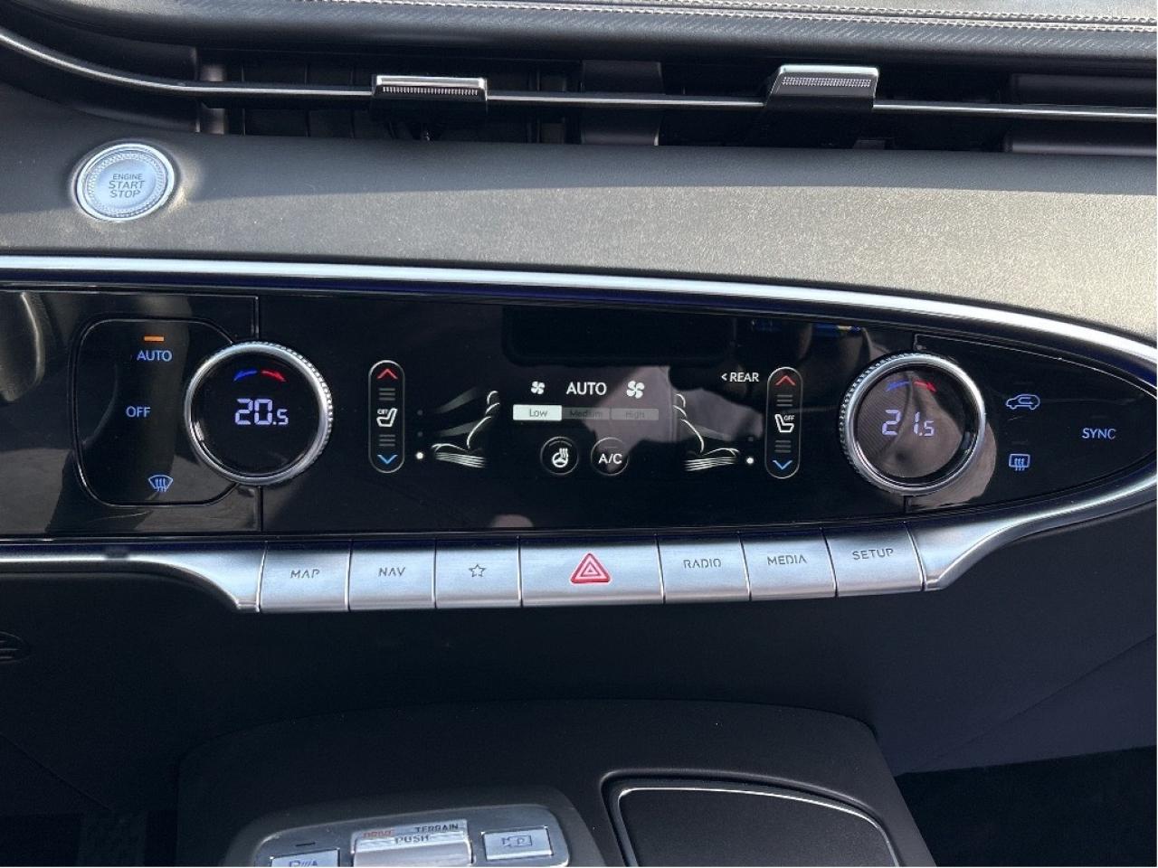 2025 Genesis GV70 2.5T ADVANCED, NEW TIRES, SNOW TIRES, PANO, NAVI Photo