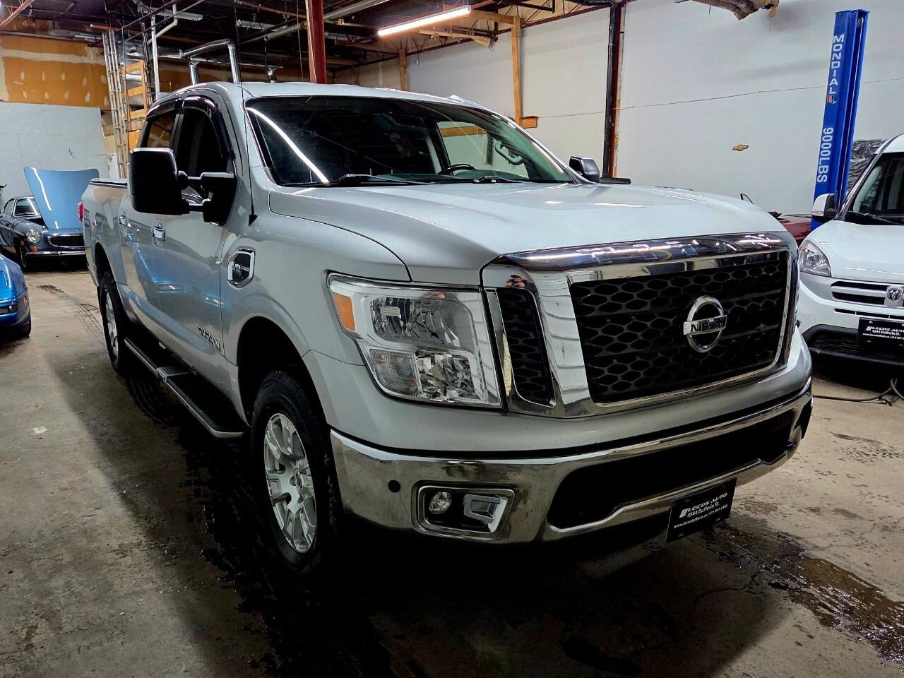 2017 Nissan Titan 4WD Crew Cab SV Clean CarFax/SV Premium/4x4/Blueto Photo3