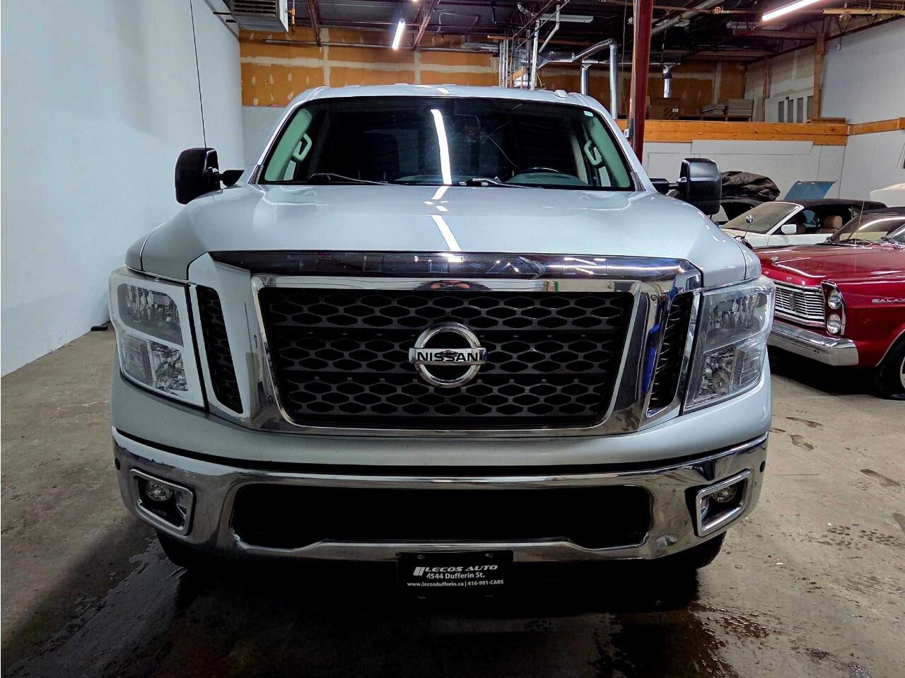 2017 Nissan Titan 4WD Crew Cab SV Clean CarFax/SV Premium/4x4/Blueto Photo2