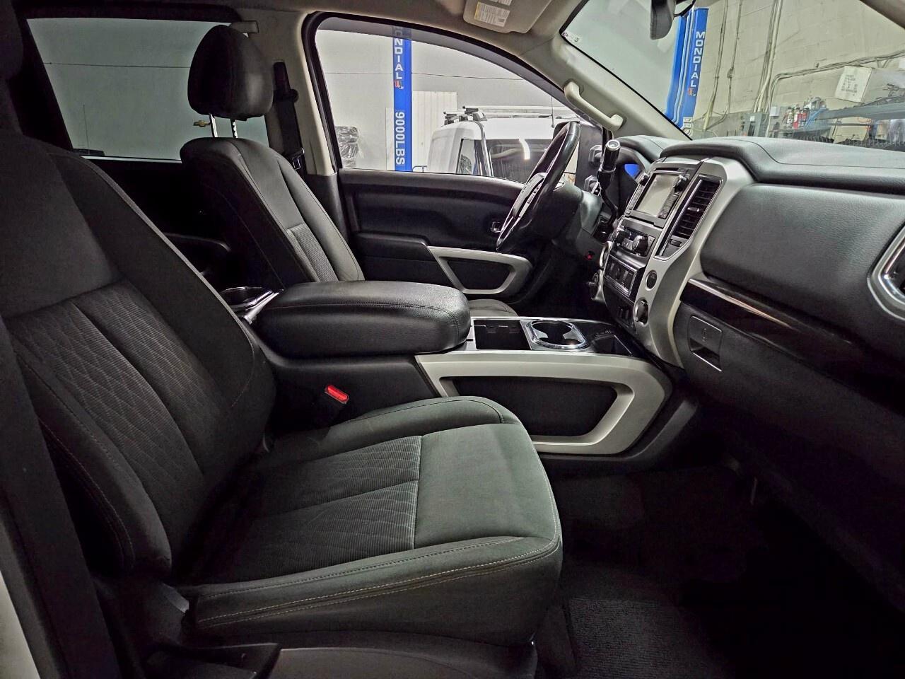 2017 Nissan Titan 4WD Crew Cab SV Clean CarFax/SV Premium/4x4/Blueto Photo