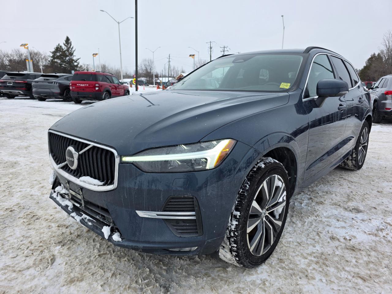 2022 Volvo XC60 B6 Momentum 4dr All-Wheel Drive Photo2
