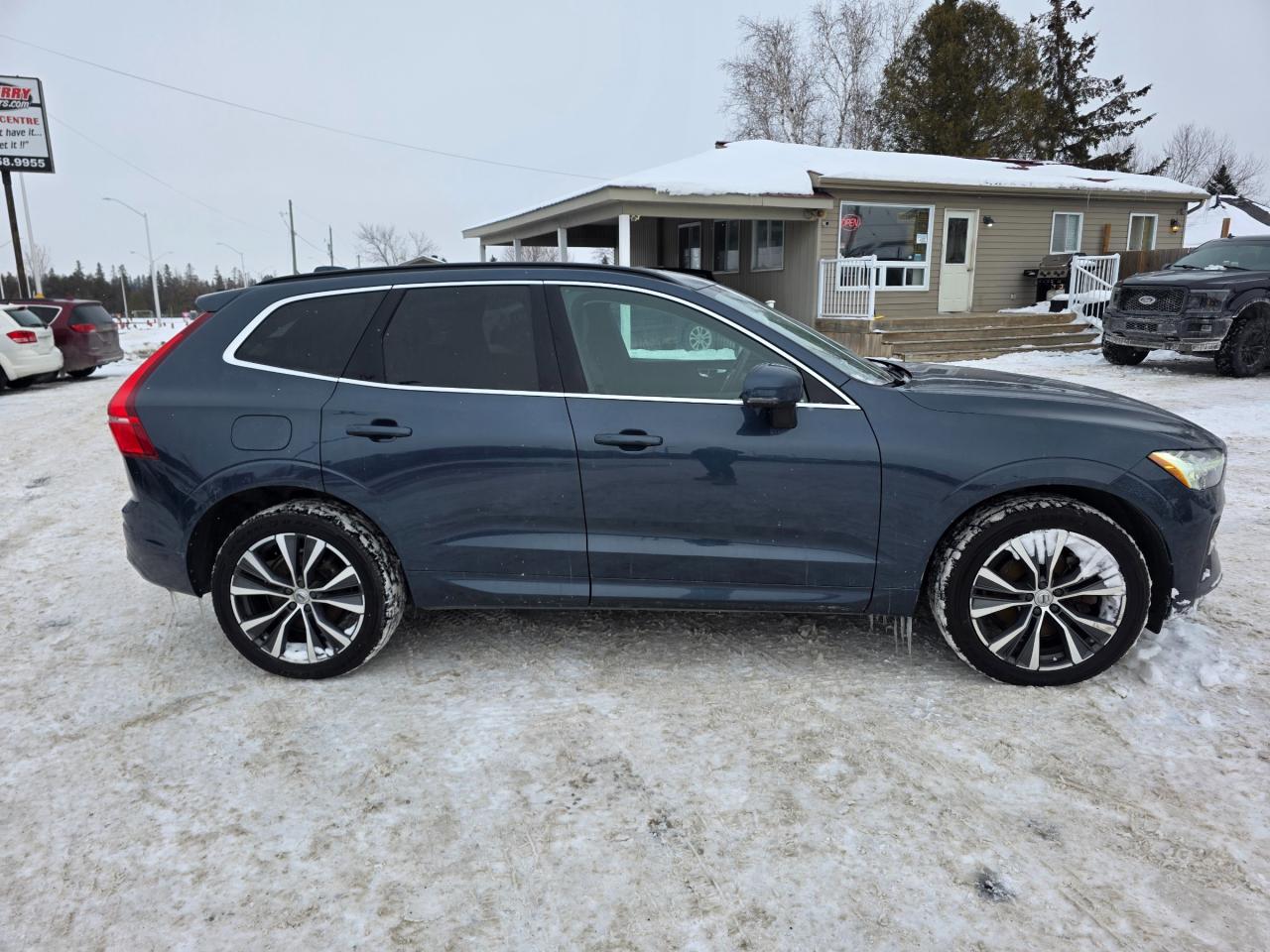 2022 Volvo XC60 B6 Momentum 4dr All-Wheel Drive Photo4