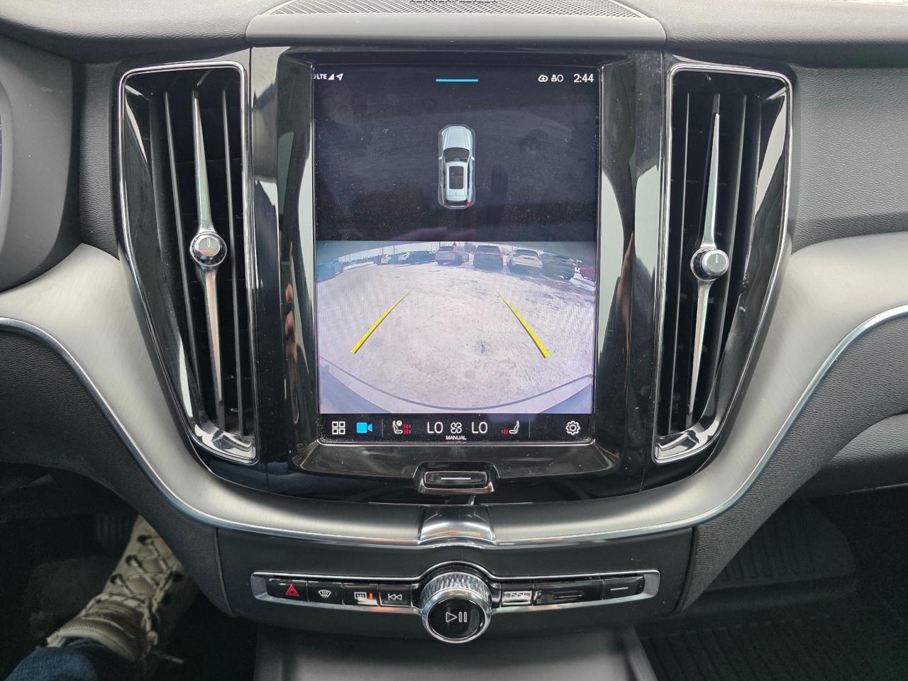 2022 Volvo XC60 B6 Momentum 4dr All-Wheel Drive Photo