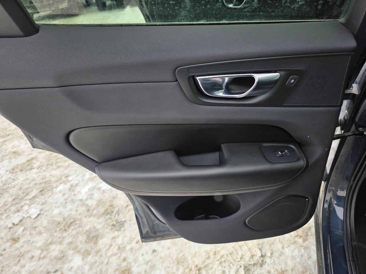 2022 Volvo XC60 B6 Momentum 4dr All-Wheel Drive Photo