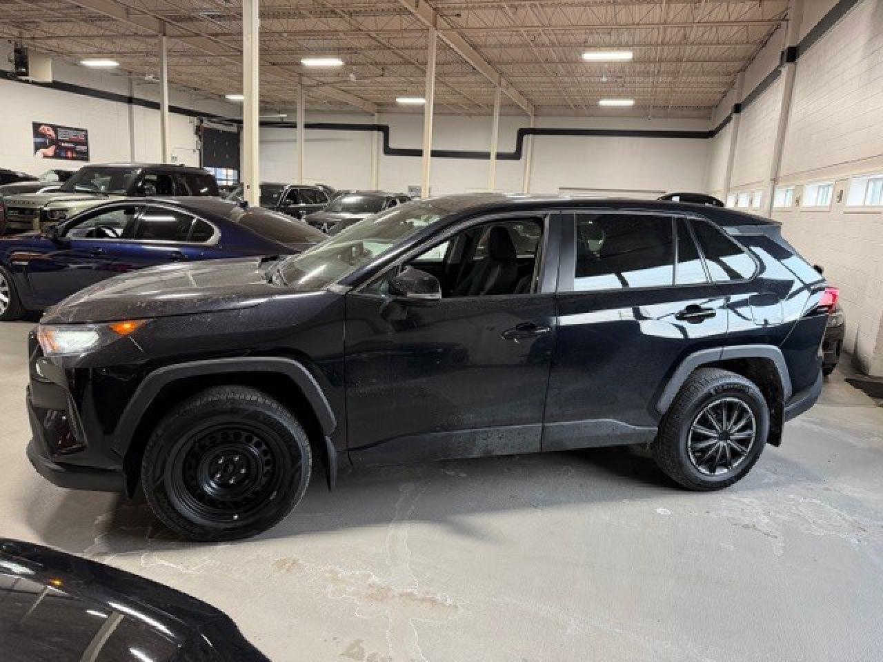 2022 Toyota RAV4 LE FWD CLEAN CARFAX CERTIFIED Back Up Camera Photo2