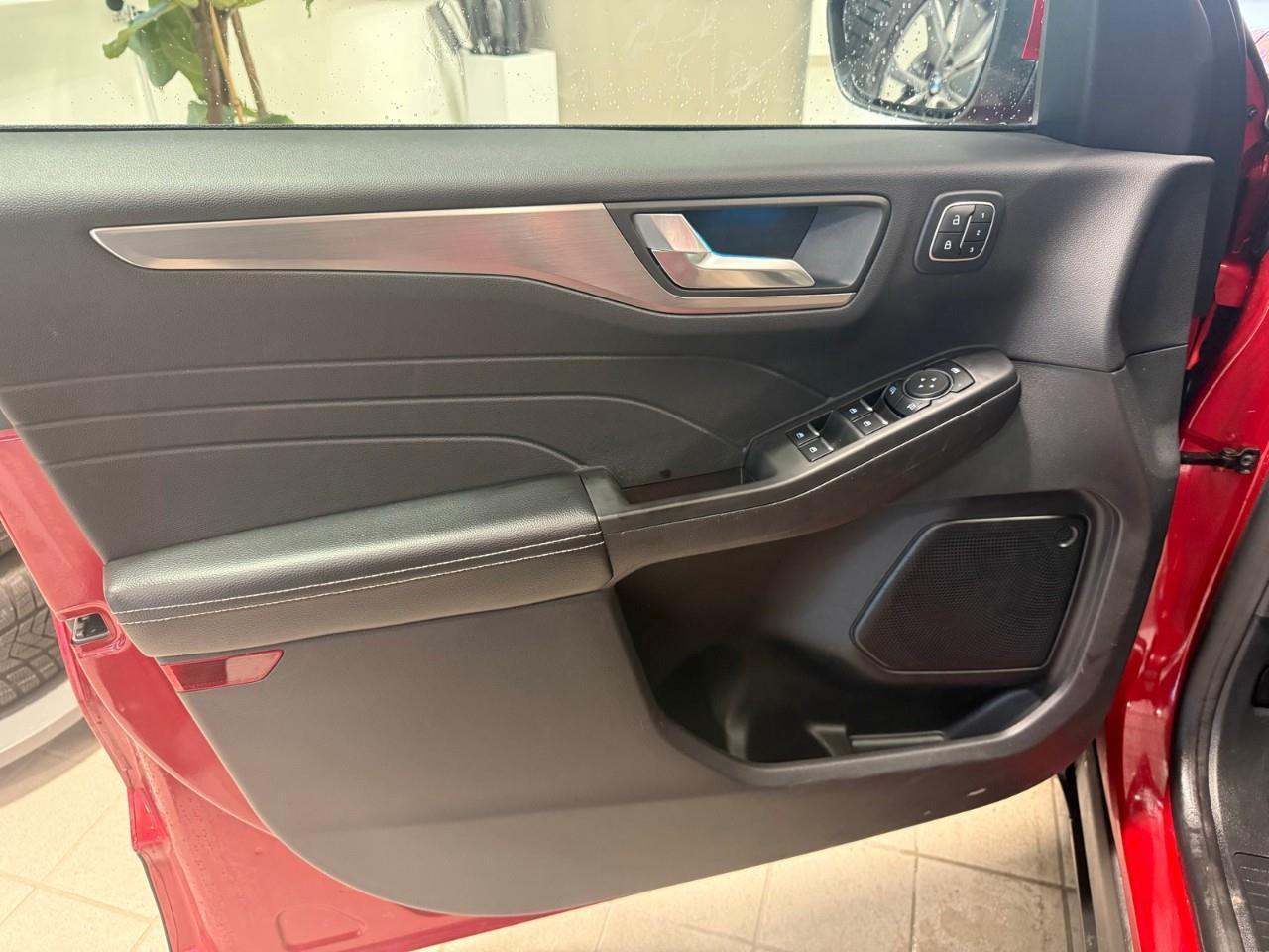 2022 Ford Escape Titanium Hybrid Photo