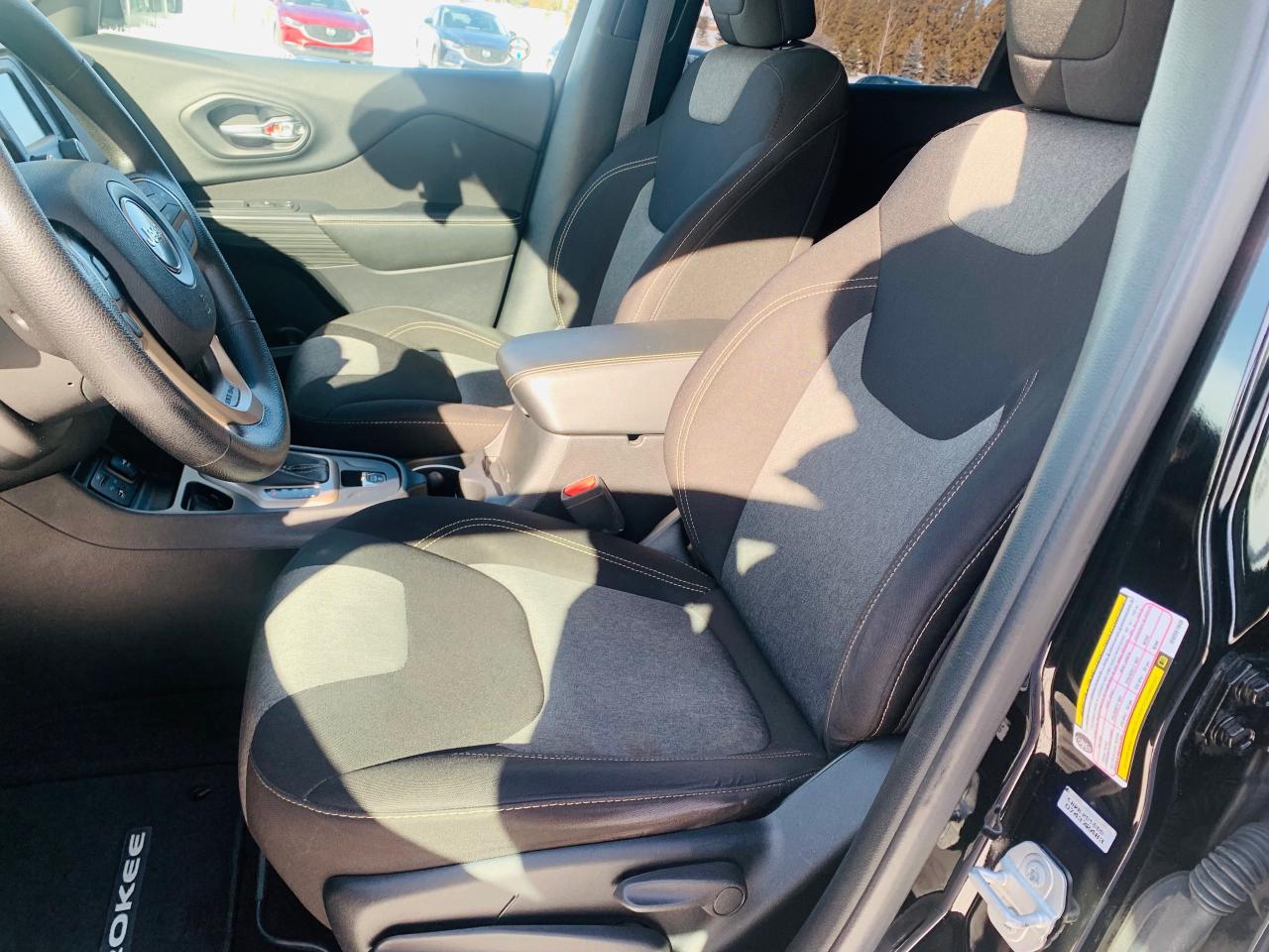 2017 Jeep Cherokee Sport 4dr Front-wheel Drive Photo