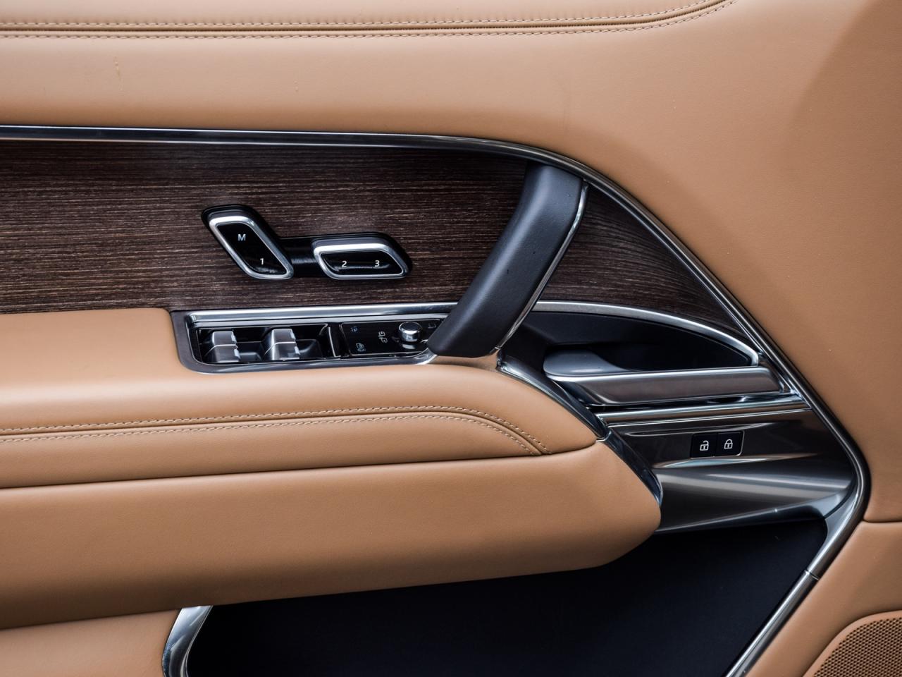 2025 Land Rover Range Rover P550e SE SWB Photo