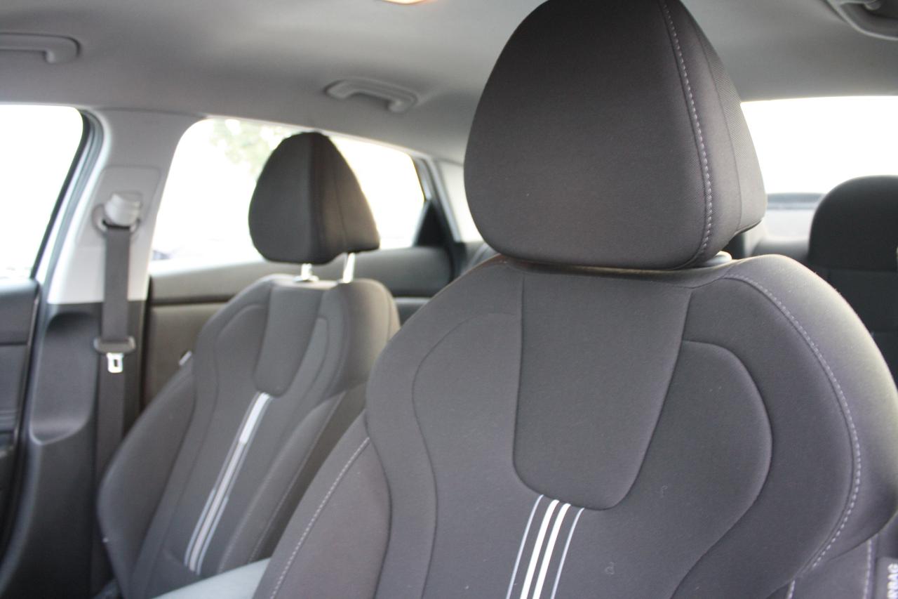 2023 Hyundai Elantra Preferred IVT Photo