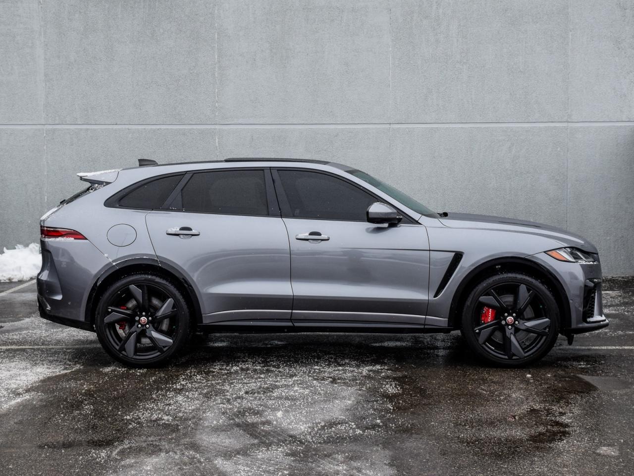2022 Jaguar F-PACE P550 SVR Photo