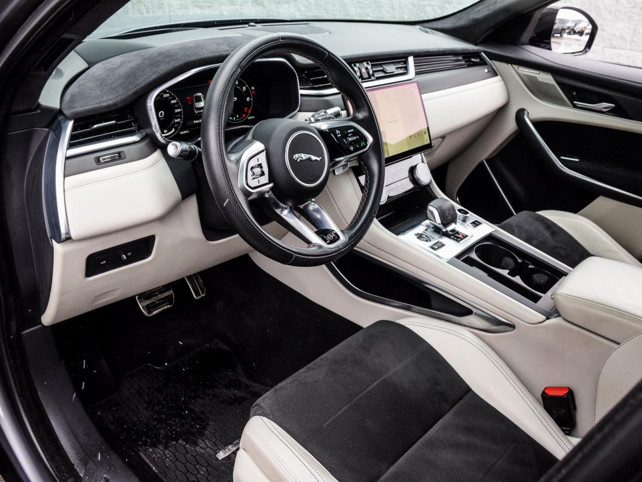 2022 Jaguar F-PACE P550 SVR Photo