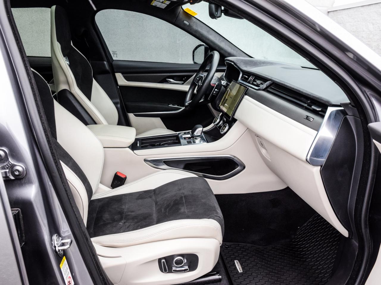 2022 Jaguar F-PACE P550 SVR Photo