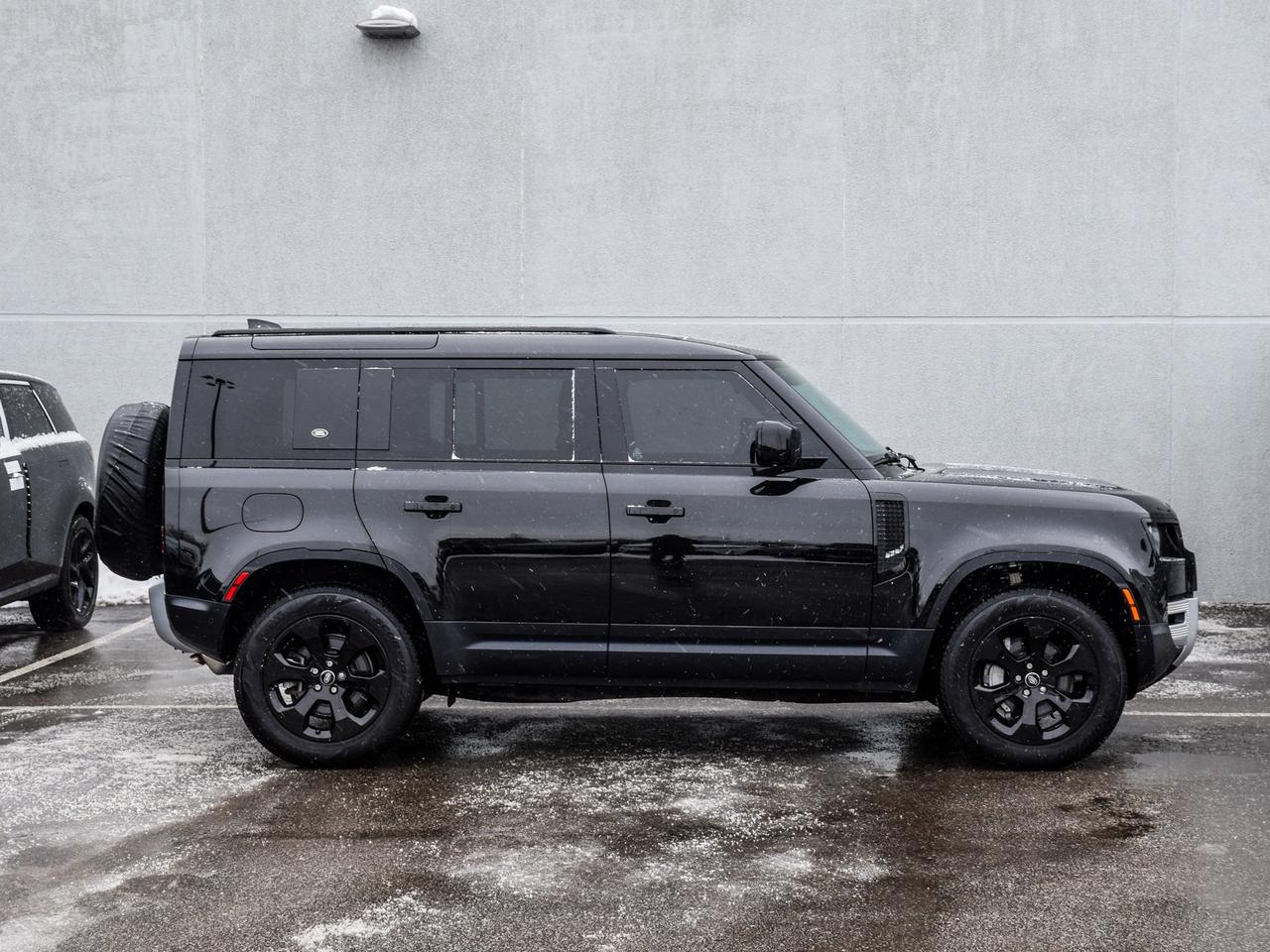 2022 Land Rover Defender SE Photo