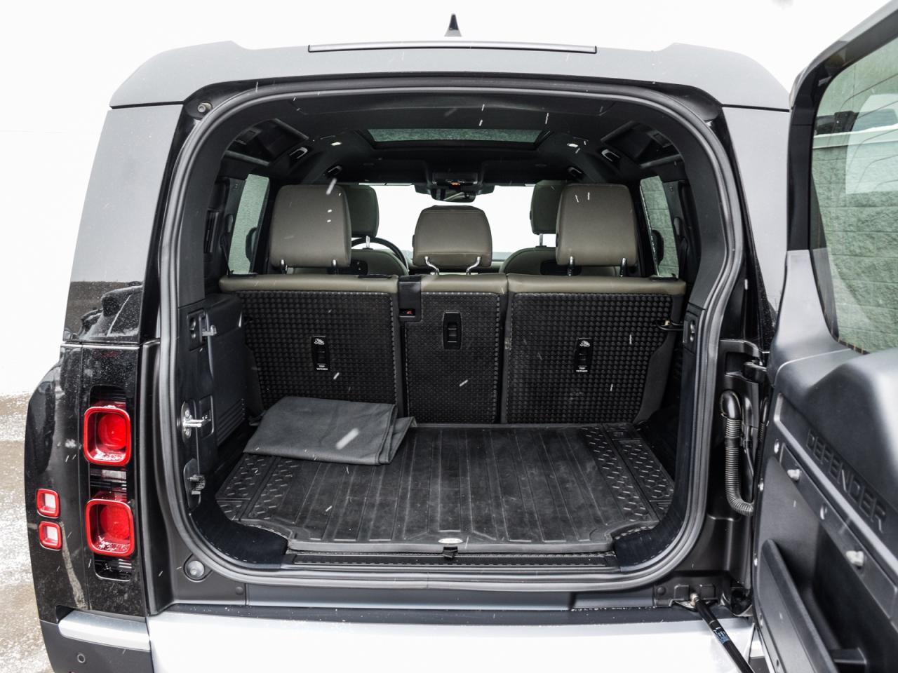 2022 Land Rover Defender SE Photo