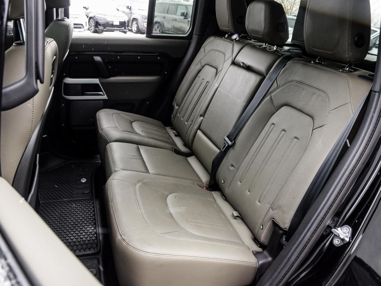 2022 Land Rover Defender SE Photo