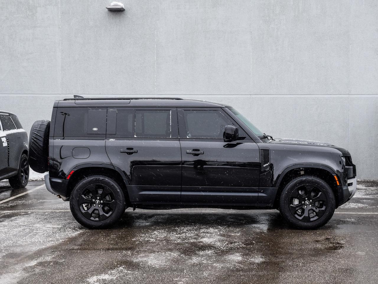 2022 Land Rover Defender SE Photo