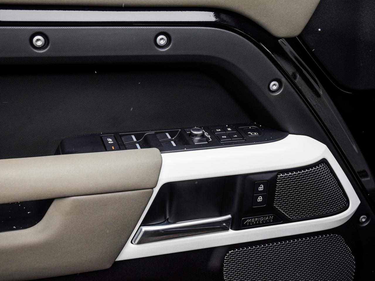 2022 Land Rover Defender SE Photo