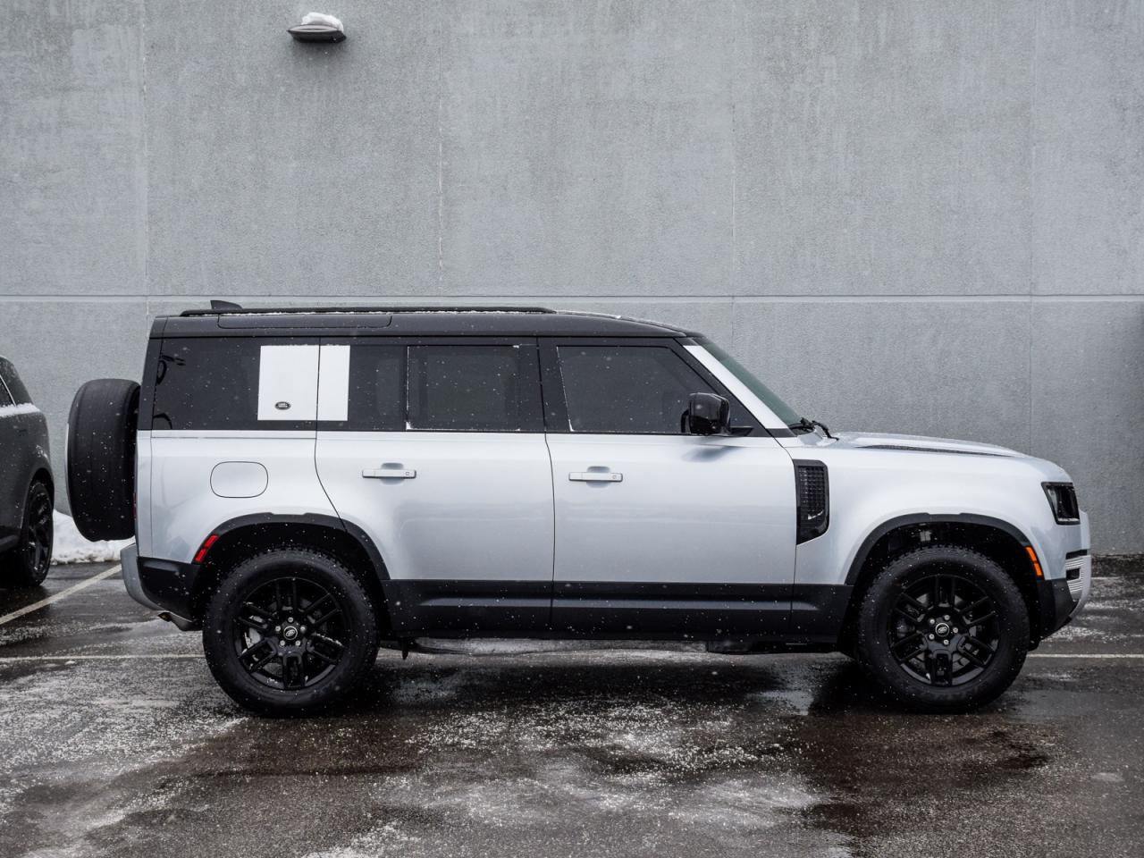 2023 Land Rover Defender S Photo