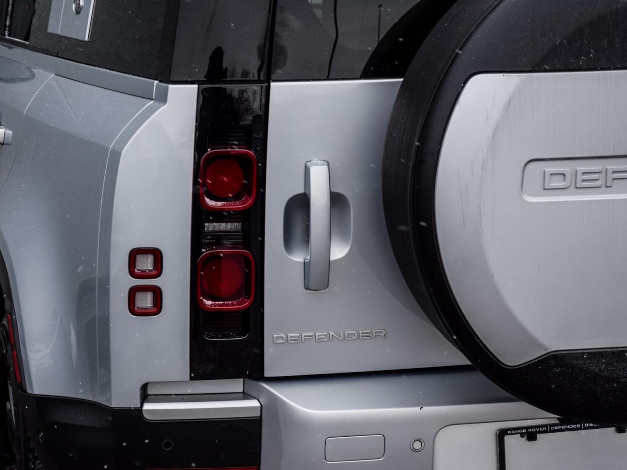 2023 Land Rover Defender S Photo