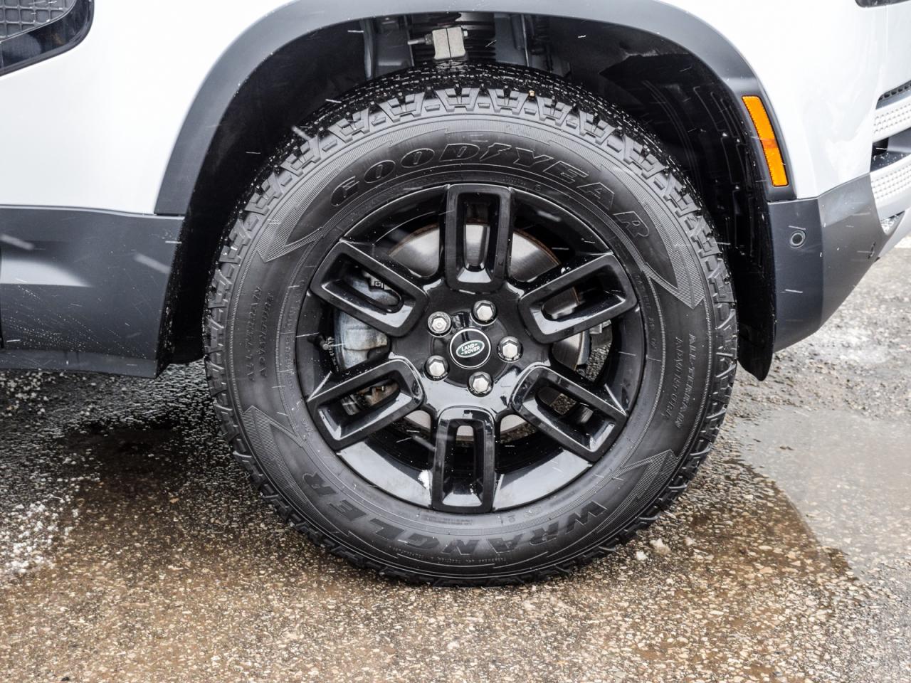 2023 Land Rover Defender S Photo