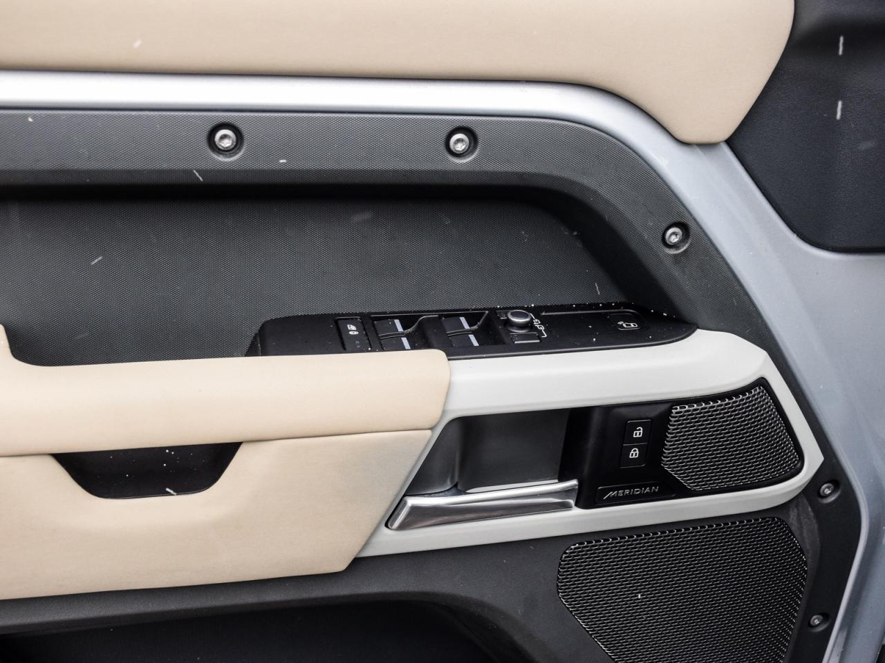 2023 Land Rover Defender S Photo