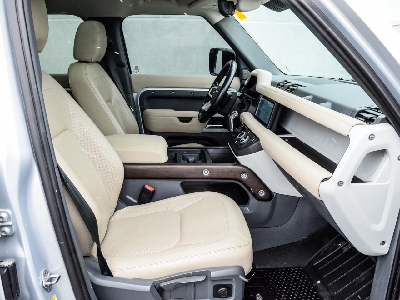 2023 Land Rover Defender S Photo