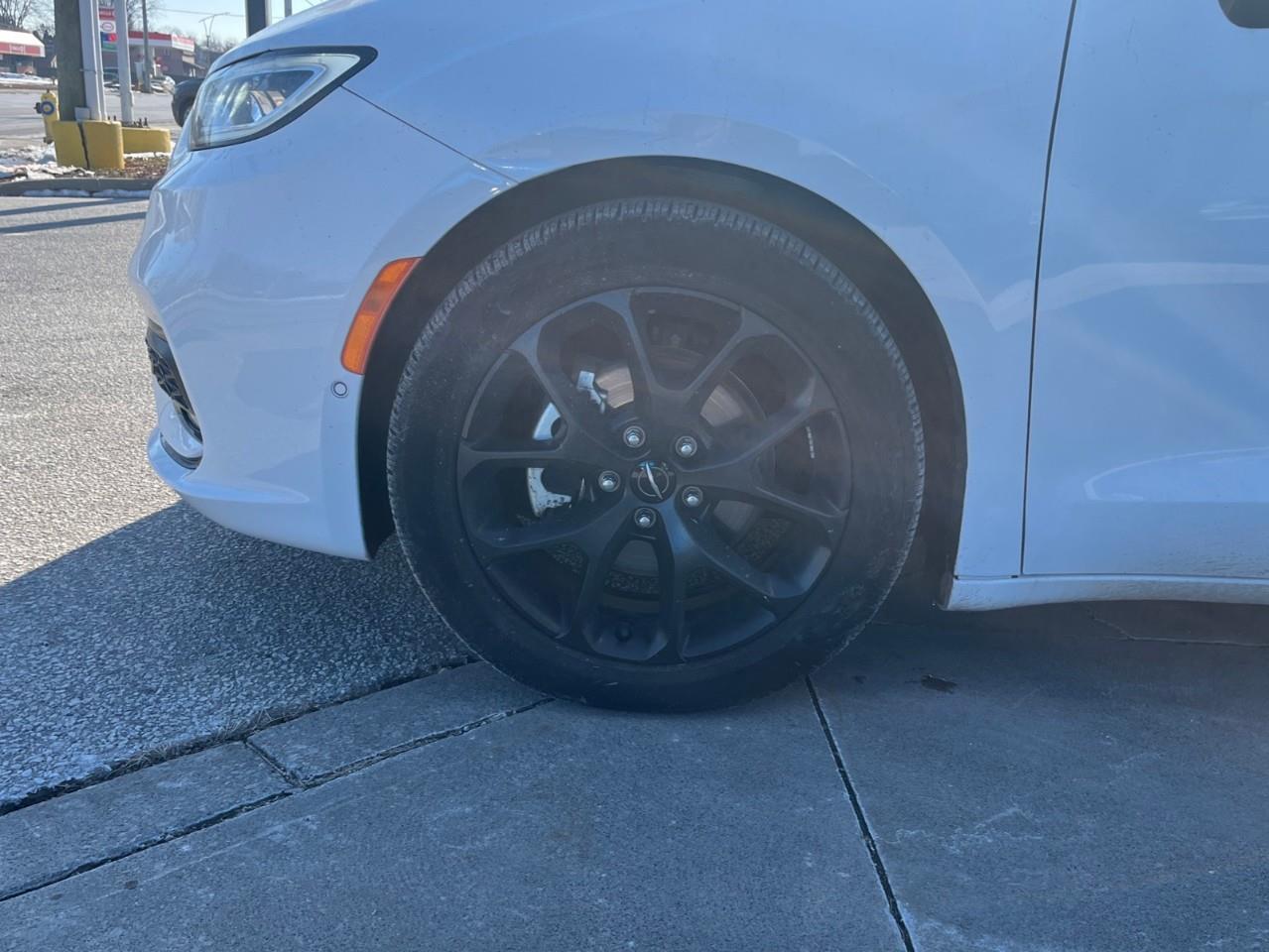 2024 Chrysler Pacifica LIMITED S PKG ALL THE TOYS Photo