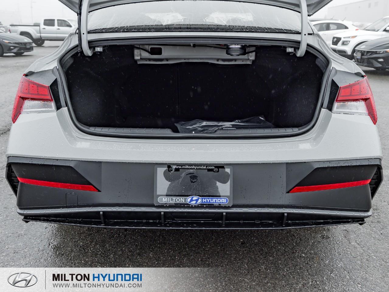 2026 Hyundai Elantra HEV Luxury 4dr Sedan Photo