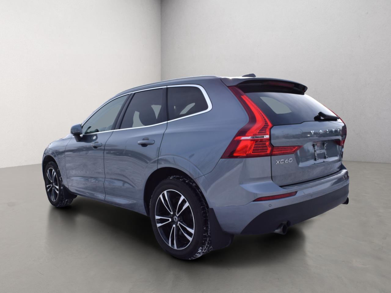 2020 Volvo XC60 T6 Momentum AWD Photo