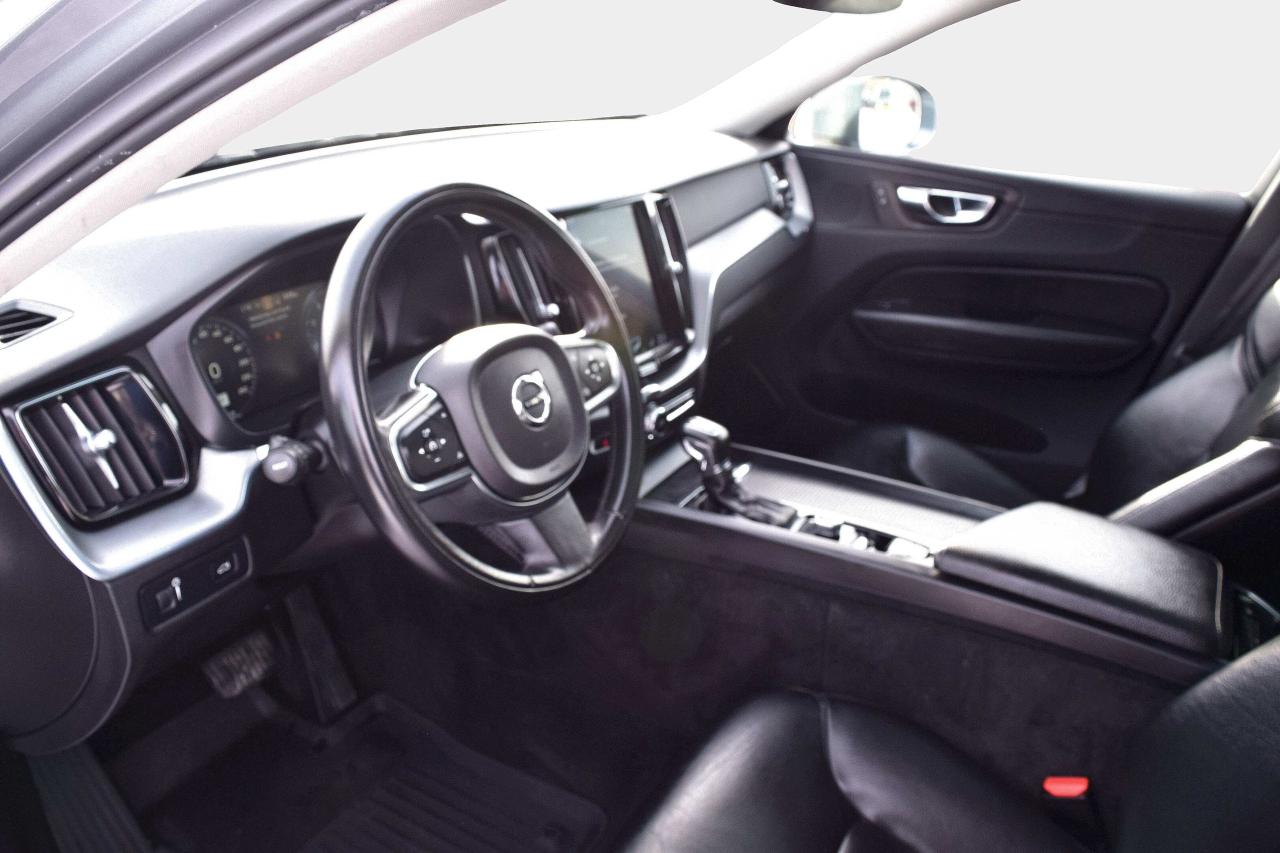 2020 Volvo XC60 T6 Momentum AWD Photo