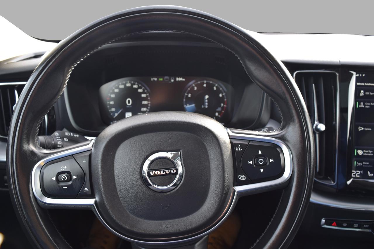 2020 Volvo XC60 T6 Momentum AWD Photo