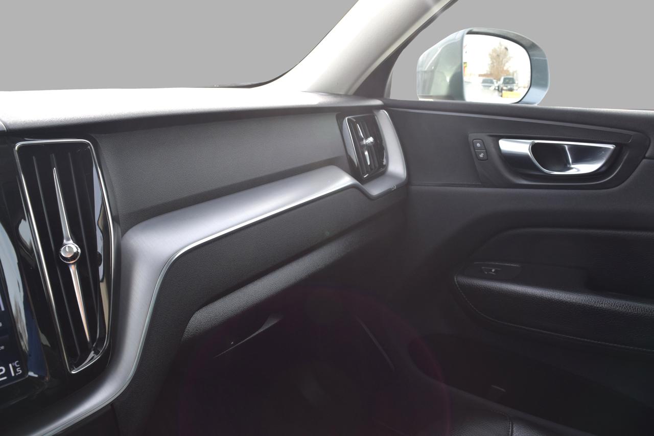 2020 Volvo XC60 T6 Momentum AWD Photo