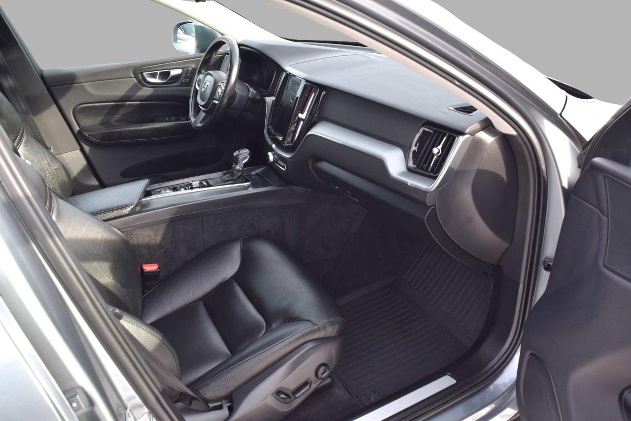 2020 Volvo XC60 T6 Momentum AWD Photo