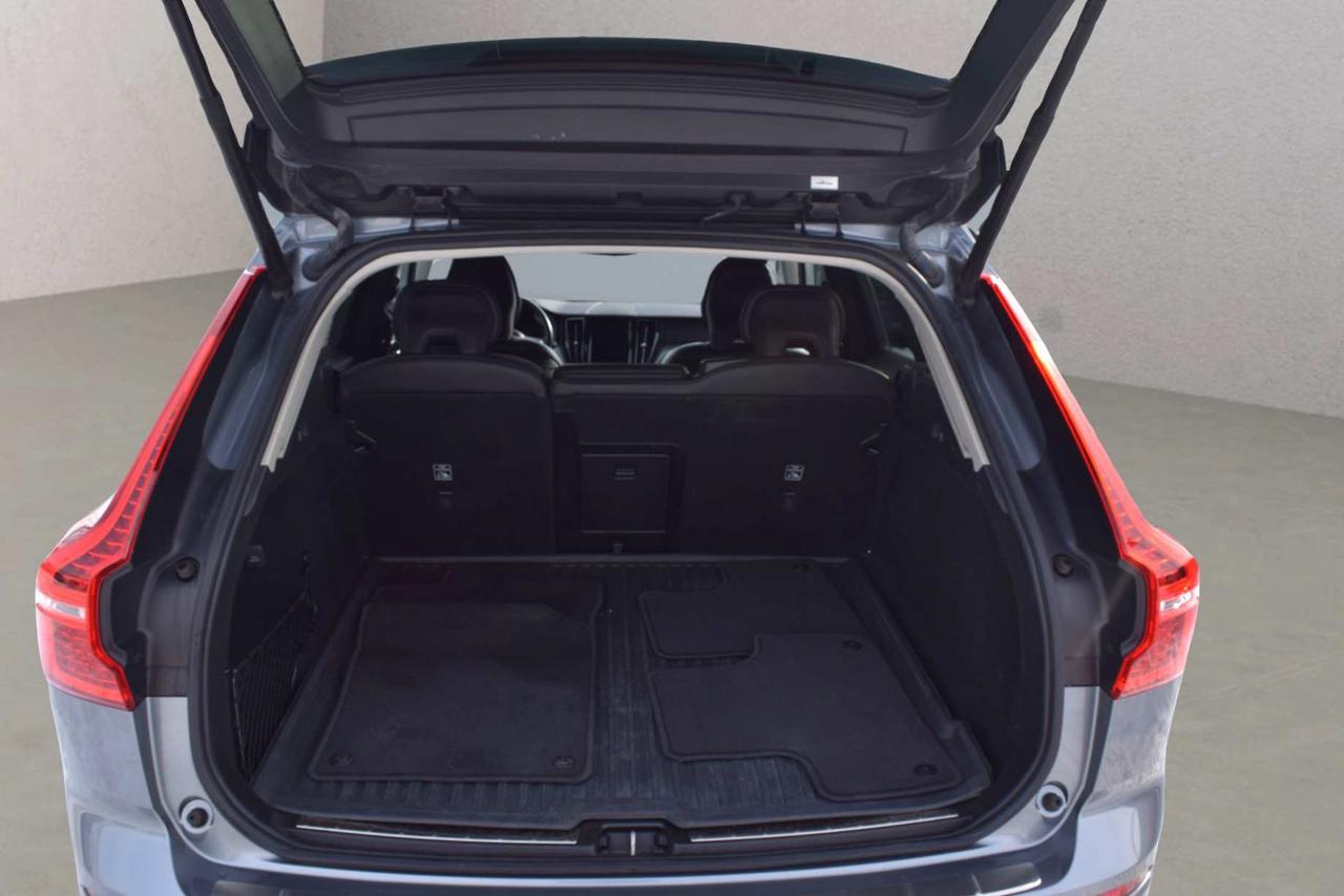 2020 Volvo XC60 T6 Momentum AWD Photo