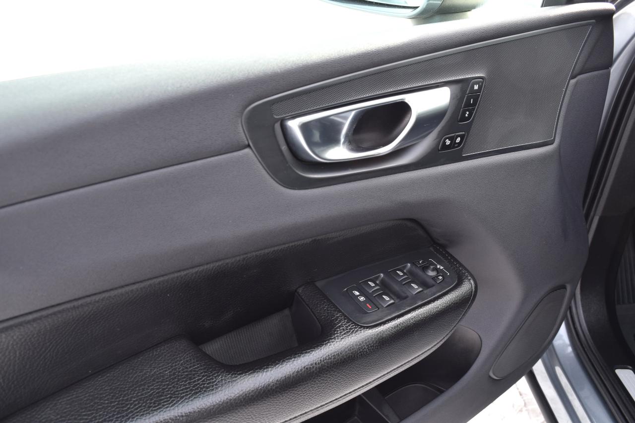 2020 Volvo XC60 T6 Momentum AWD Photo