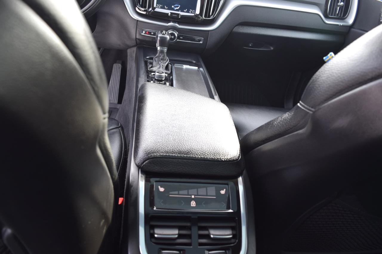 2020 Volvo XC60 T6 Momentum AWD Photo