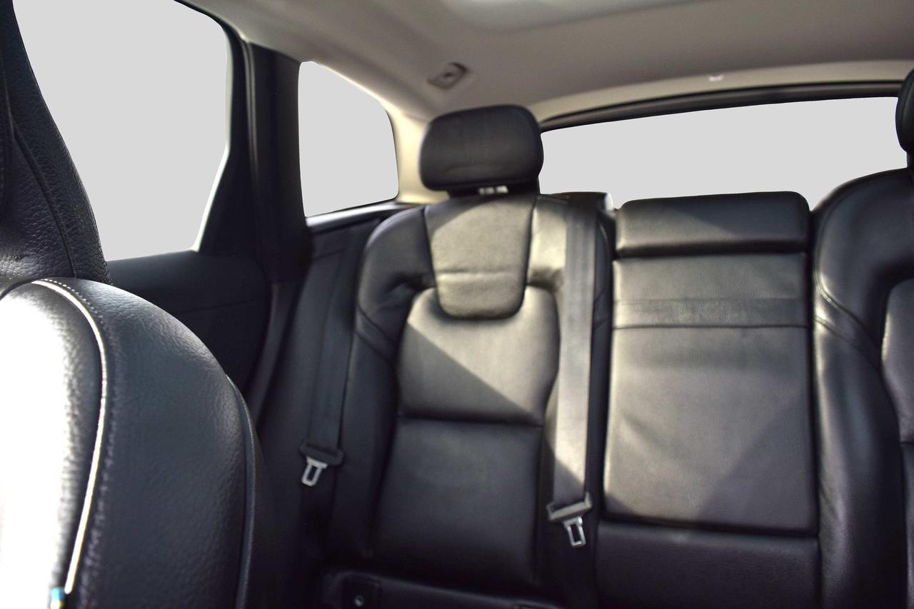 2020 Volvo XC60 T6 Momentum AWD Photo