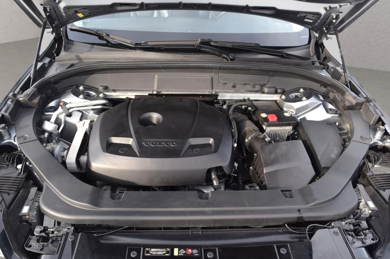 2020 Volvo XC60 T6 Momentum AWD Photo