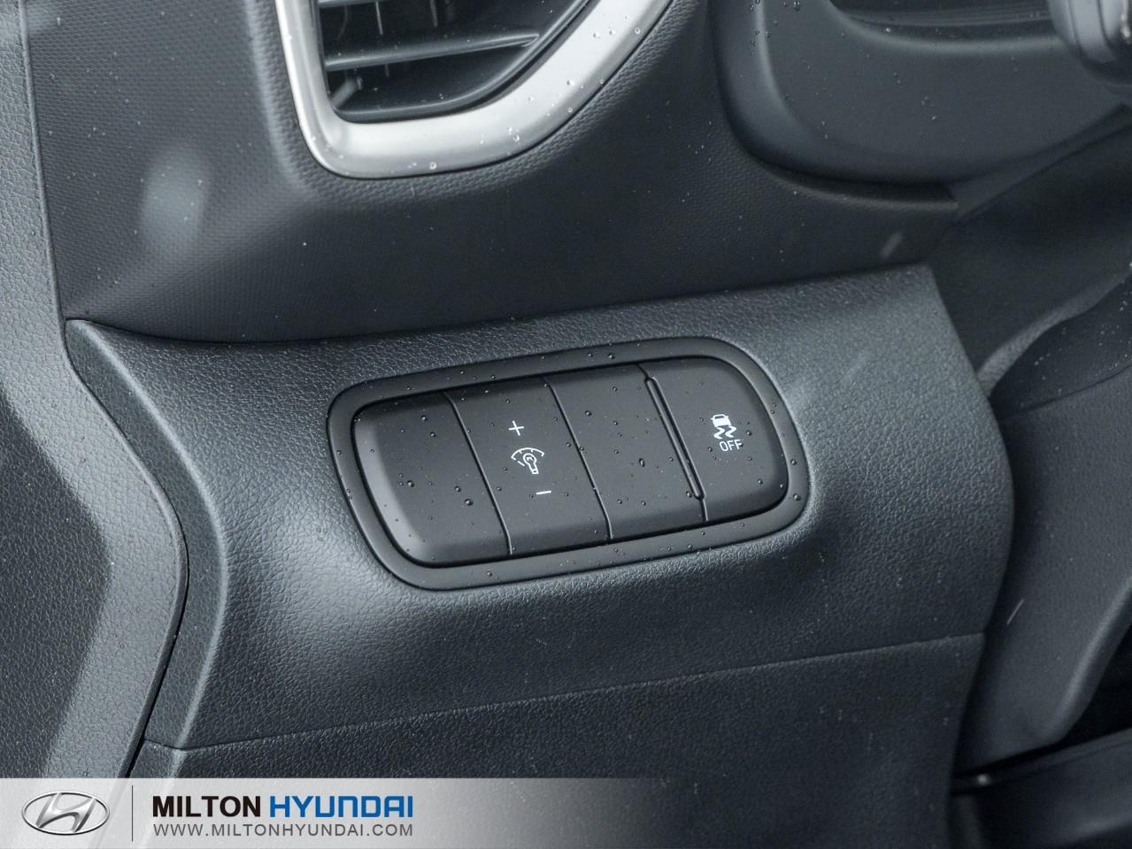 2026 Hyundai Venue Essential w/Two-Tone 4dr Front-Wheel Drive Photo