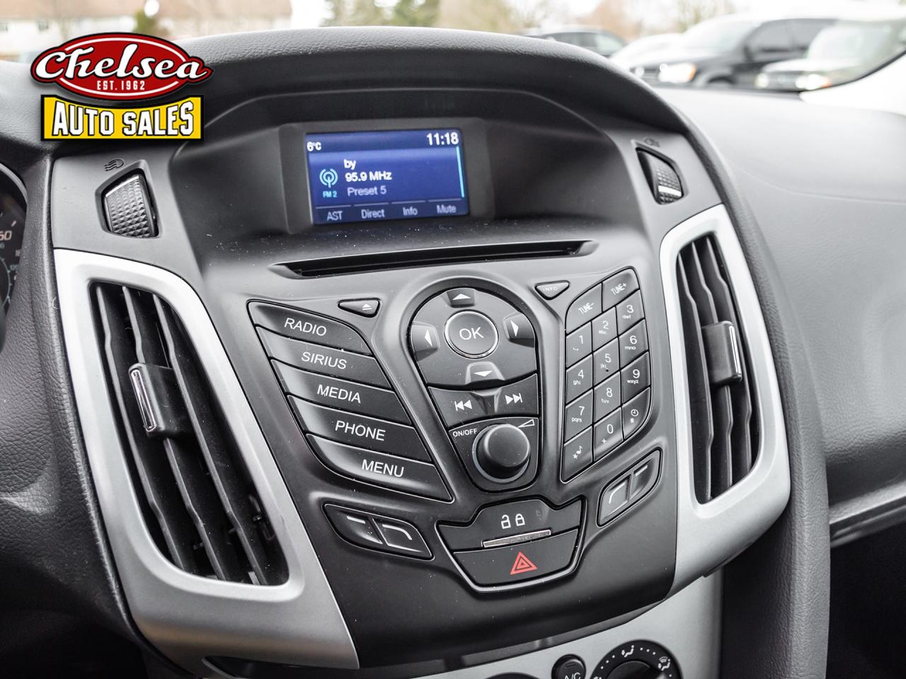 2014 Ford Focus SE SEDAN Photo