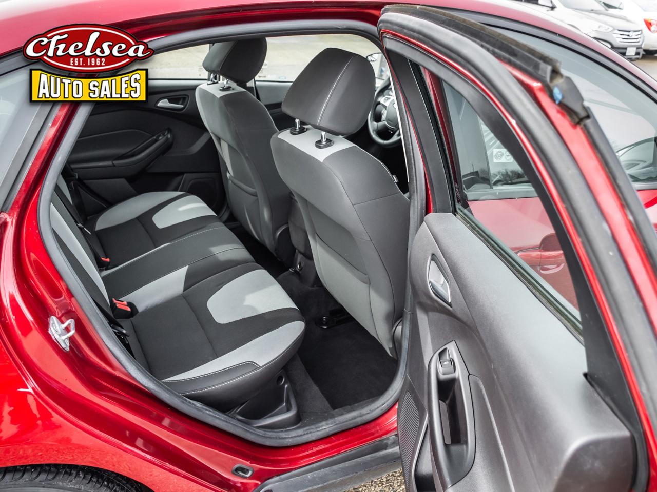 2014 Ford Focus SE SEDAN Photo