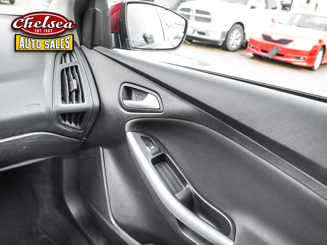 2014 Ford Focus SE SEDAN Photo