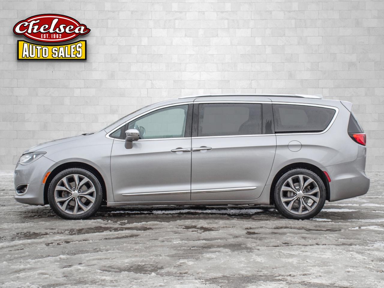 2017 Chrysler Pacifica Limited Photo2