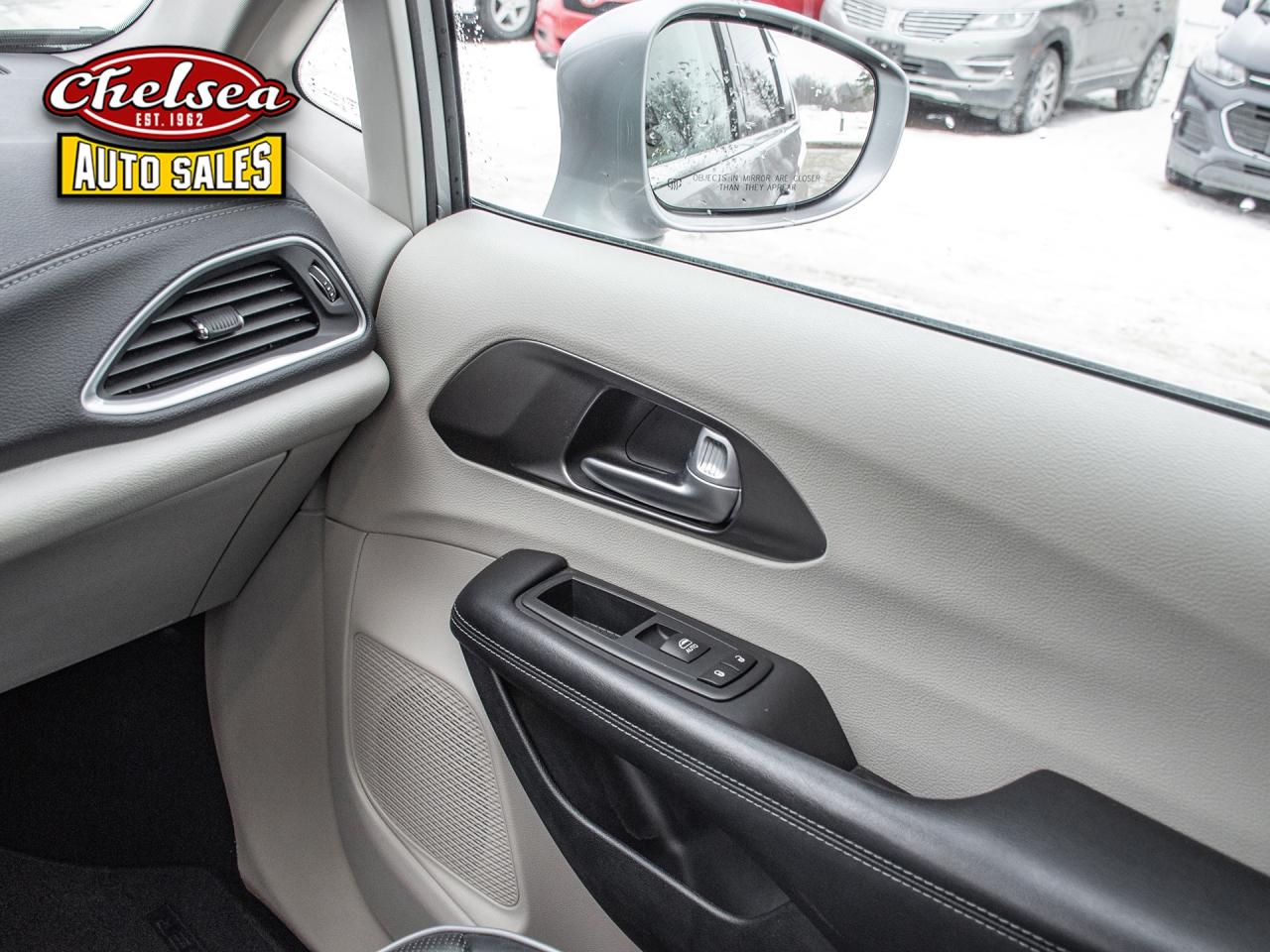 2017 Chrysler Pacifica Limited Photo